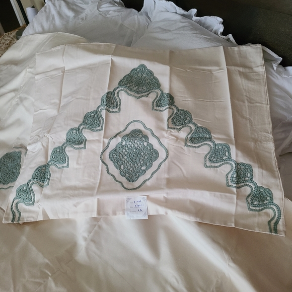 Duvet Cover w/Crocheted Lace Detail F/Q - Picture 9 of 13
